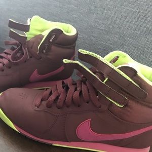 Women’s Nike sneakers. Size 8